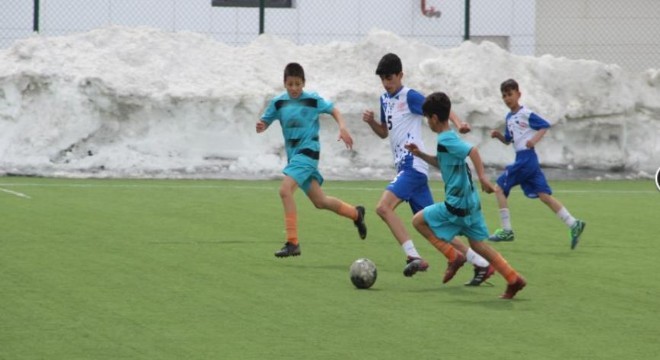 Öğrenciler 23 Nisan Futbol Turnuvası'nda yarışıyor