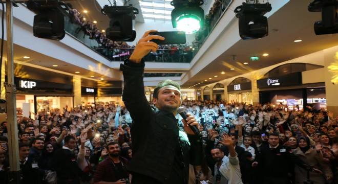 Ünlü Sanatçı Oğuzhan Koç Forum AVM'de hayranlarıyla buluştu