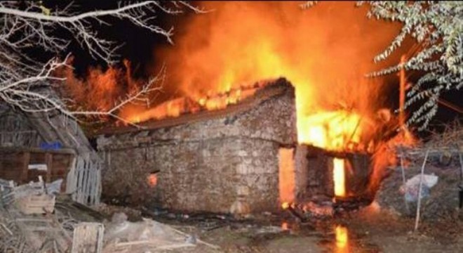 İspir Halilpaşa'da 3 ev ve 4 ahır kül oldu
