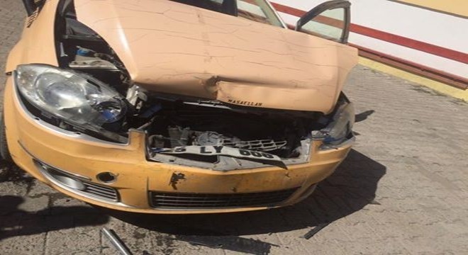 İspir'de taksi ile kamyonet çarpıştı: 1 yaralı
