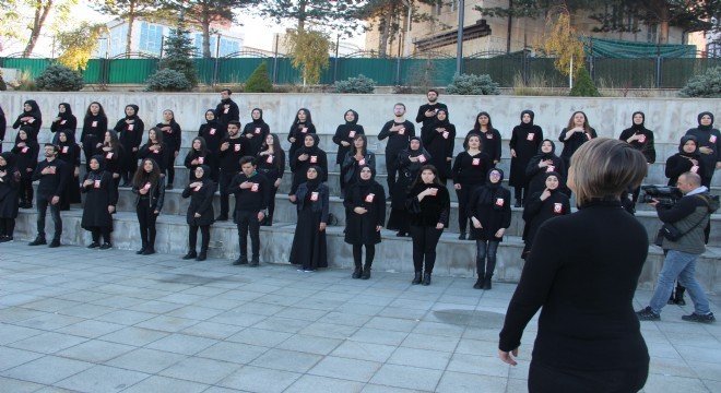İşaret dili ile 10. Yıl Marşı'nı okudular