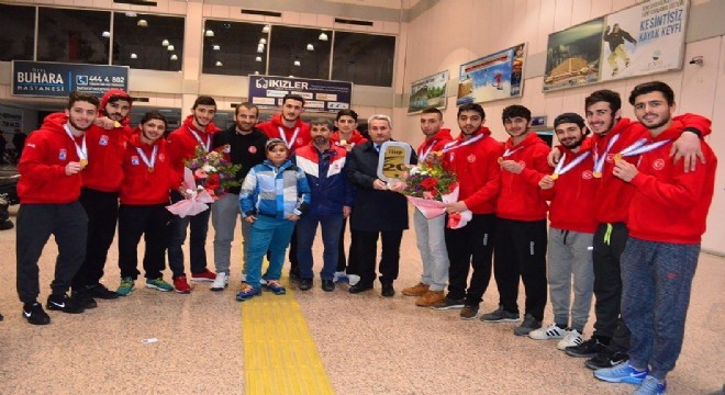 Şampiyonlara coşkulu karşılama