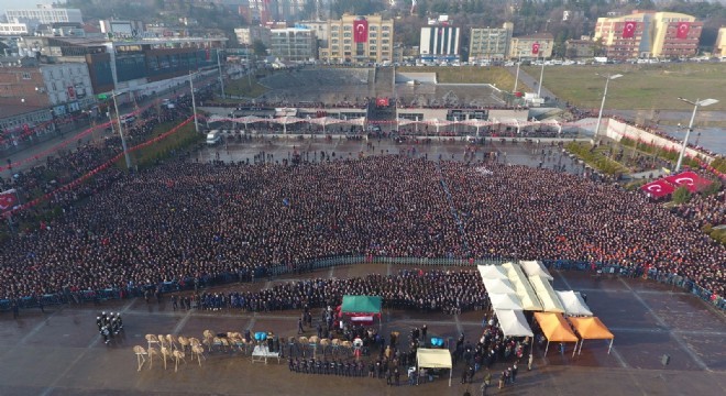 'Sana dar gelmeyecek makberi kimler kazsın..'