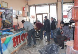 Erzurum'da kar lastiği kuyruğu