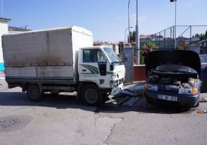 Yunus Emre'de trafik kazası: 1 ölü, 4 yaralı