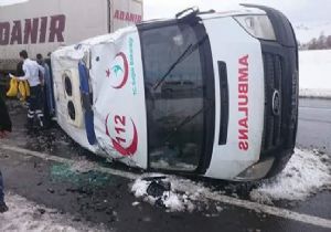 Ambulans kaza yaptı: 3 yaralı