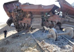 İki tren kafa kafaya çarpıştı