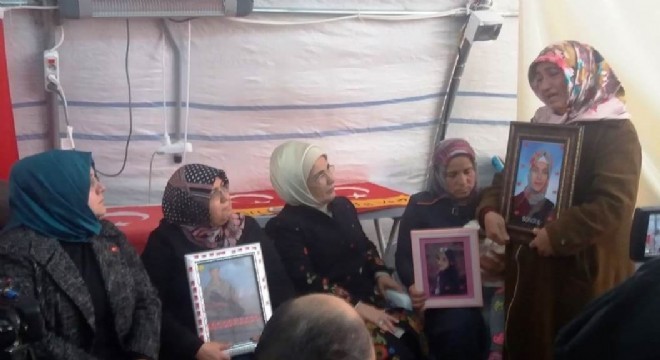 Emine Erdoğan'dan, HDP önündeki ailelere ziyaret