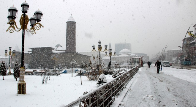 Erzurum 2018'e kar yağışıyla girdi