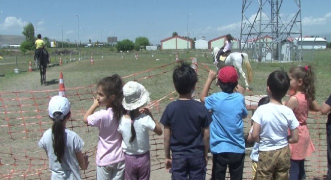 Erzurum'da çocuklara atlı tatil eğlencesi