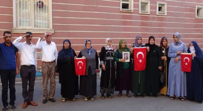 HDP önündeki ailelerden ‘asker selamlı' destek