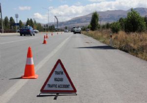 İspir'de trafik kazası: 4 yaralı