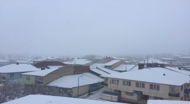 Kar, Karlıova ve Adaklı'da 12 köy yolunu kapattı