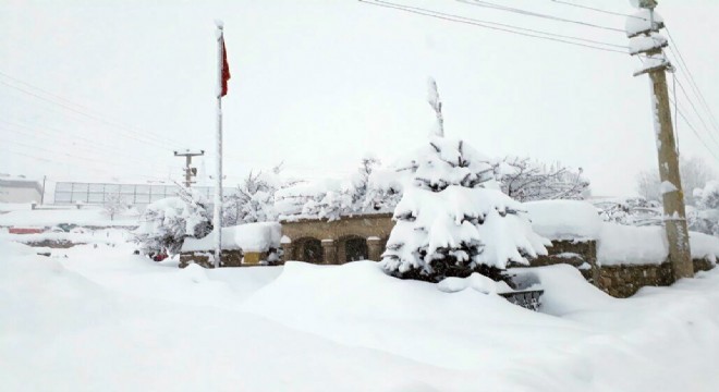 Kar kalınlığı bir metreyi aştı