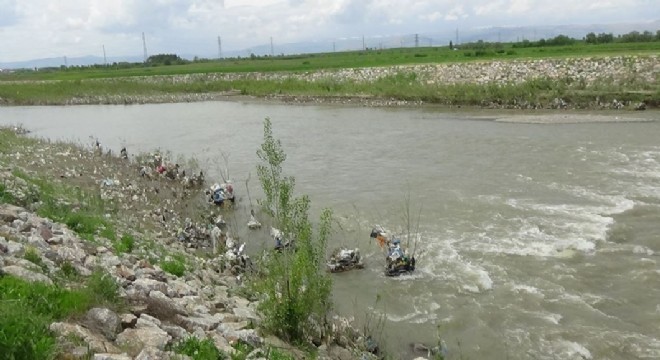 Karasu Nehri'ne atılan çöpler doğayı tehdit ediyor