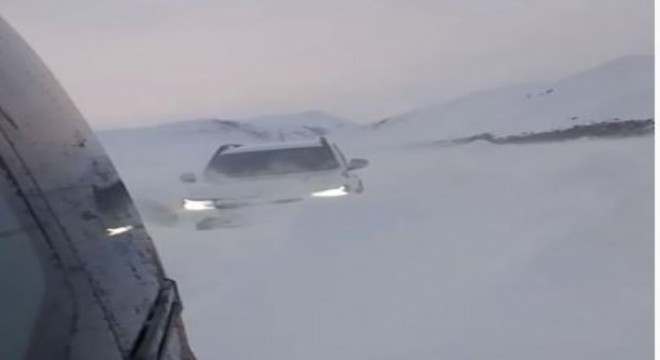 Karlıova yolunda araç kurtarma operasyonu