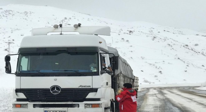 Kızılay Kızıldağ'da yolda kalanlara kumanya dağıttı