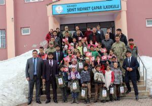 Mehmetçikten öğrencilere yardım