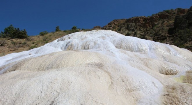 Oltu'da Pamukkale'yi andıran görüntüler
