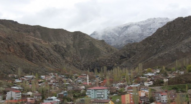 Oltu'da yüksek kesimlere kar yağdı
