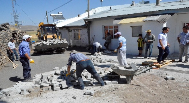 Palandöken'de 25 mahalle yolu güncelleştirildi