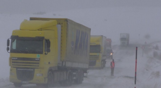 Sahara Geçidi'nde tırlar mahsur kaldı