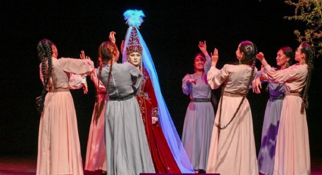 TÜRKSOY Öğrenci Tiyatroları Festivalinde Karagöz sahnelendi