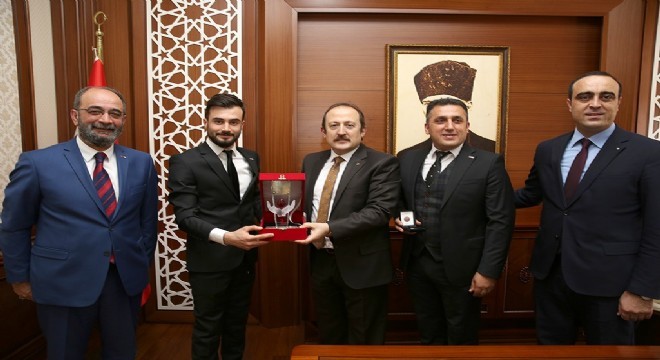 Vali Üzer'e Kızılay brifingi