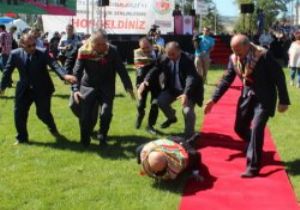 Devlet Bahçeli halıya takılıp düştü