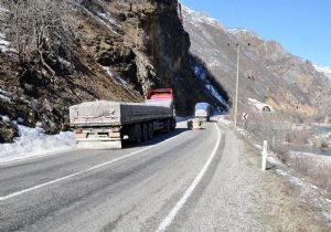 Erzurum -Tunceli karayoluna kaya düştü