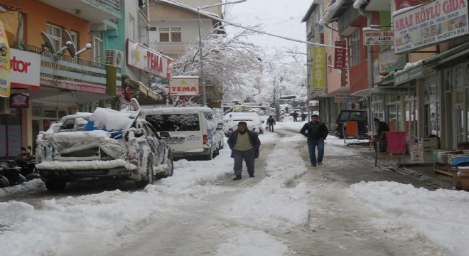 İspir'de kar yağışı hayatı felç etti